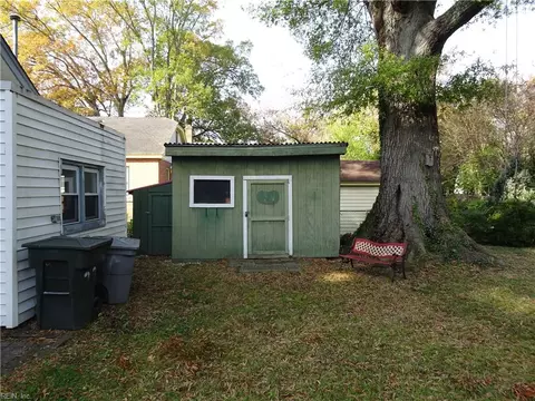 Exterior - 226 Locust Ave, Hampton, VA 23661 photo 7 of 9