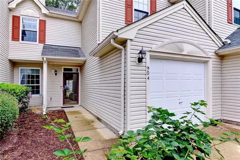 904 Lake Forest Dr, Newport News, VA 23602