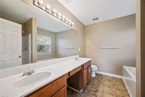 Bath - 4 Parliament Ct, Hampton, VA 23669 photo 1 of 1