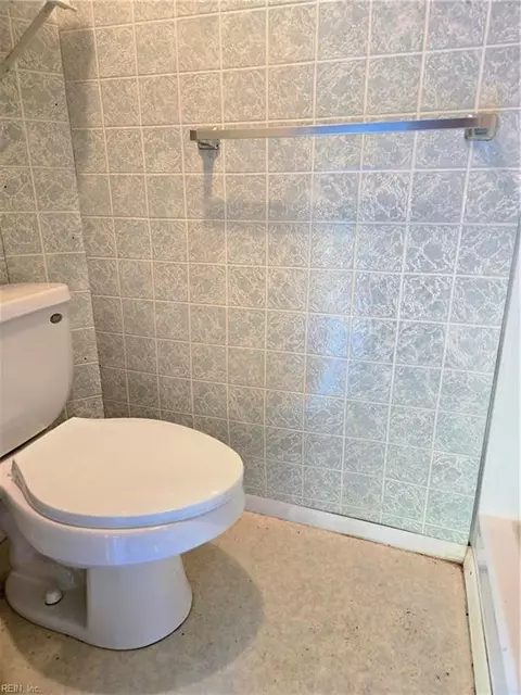 Bath - 465 Whealton Rd, Hampton, VA 23666 photo 4 of 5