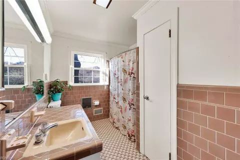 Bath - 465 Whealton Rd, Hampton, VA 23666 photo 2 of 5