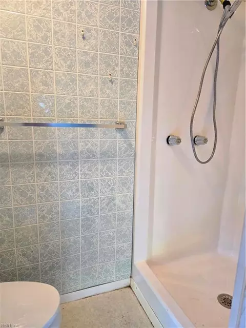 Bath - 465 Whealton Rd, Hampton, VA 23666 photo 5 of 5