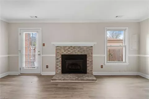 Living - 4 Riverview Ct, Suffolk, VA 23434 photo 3 of 4