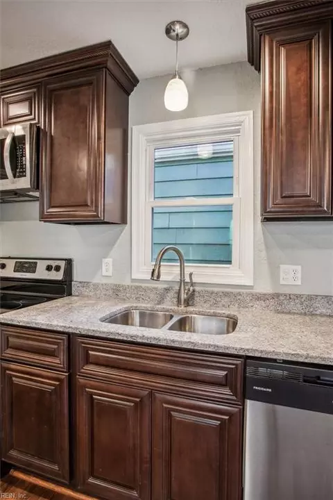 2 Brentwood Dr, Hampton, VA 23669 photo 13