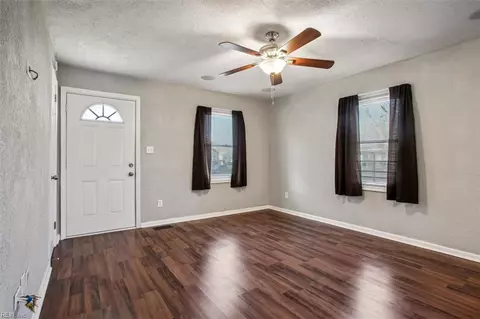 2 Brentwood Dr, Hampton, VA 23669 photo 5