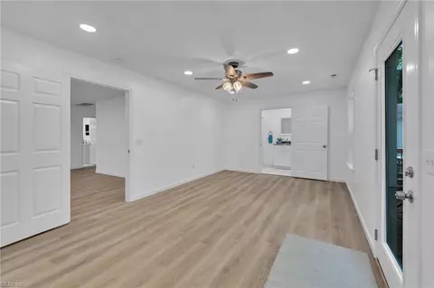Entry Way - 71 Beach Rd, Hampton, VA 23664 photo 2 of 2