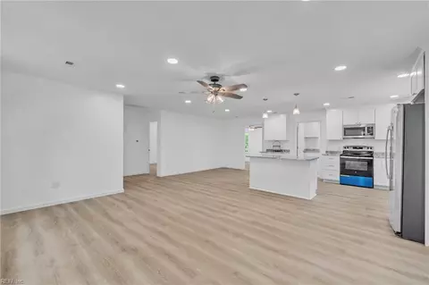 Living - 71 Beach Rd, Hampton, VA 23664 photo 3 of 4