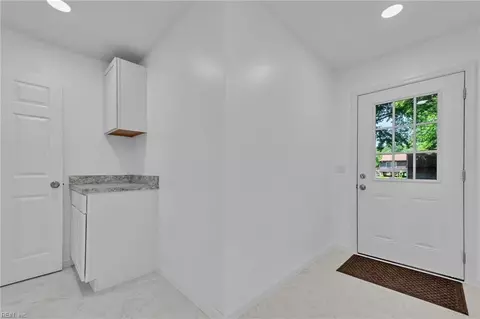 Entry Way - 71 Beach Rd, Hampton, VA 23664 photo 1 of 2