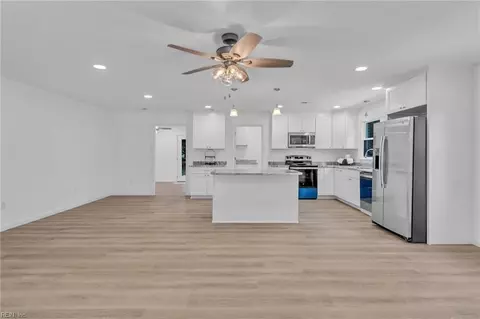 Living - 71 Beach Rd, Hampton, VA 23664 photo 2 of 4