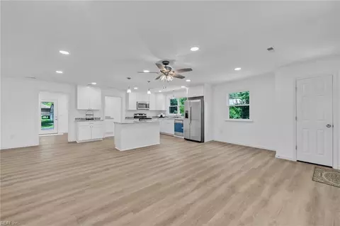 Living - 71 Beach Rd, Hampton, VA 23664 photo 1 of 4