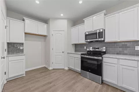 Entry Way - 307 Freeman Dr, Hampton, VA 23666 photo 5 of 8