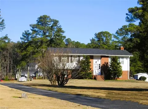 215 Jernigan Ln, Yorktown, VA 23692