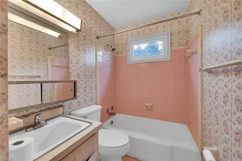 Bath - 9 Ward Dr, Hampton, VA 23669 photo 2 of 3