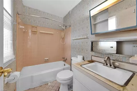 Bath - 9 Ward Dr, Hampton, VA 23669 photo 3 of 3
