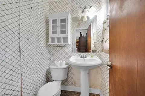 Bath - 9 Ward Dr, Hampton, VA 23669 photo 1 of 3