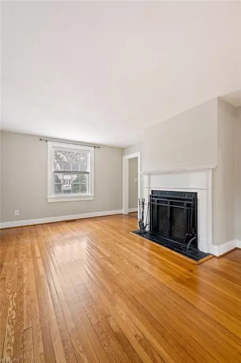 Living - 40 Pear Ave, Hampton, VA 23661 photo 11 of 13