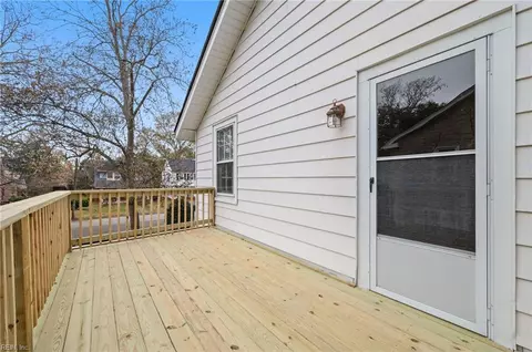 Exterior - 40 Pear Ave, Hampton, VA 23661 photo 7 of 11