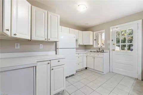 Kitchen - 40 Pear Ave, Hampton, VA 23661 photo 1 of 4