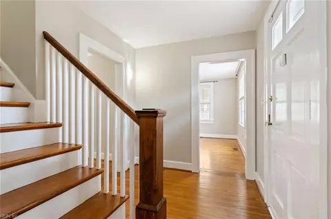 Entry Way - 40 Pear Ave, Hampton, VA 23661 photo 2 of 4