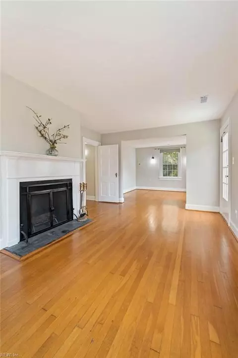 Living - 40 Pear Ave, Hampton, VA 23661 photo 10 of 13