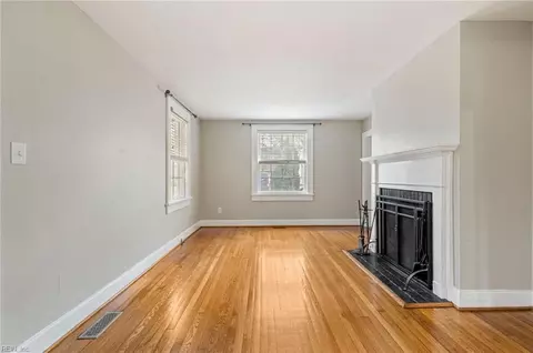 Living - 40 Pear Ave, Hampton, VA 23661 photo 7 of 13
