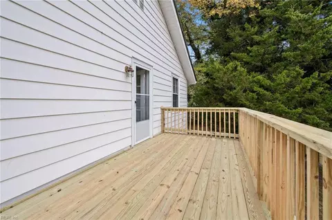 Exterior - 40 Pear Ave, Hampton, VA 23661 photo 9 of 11