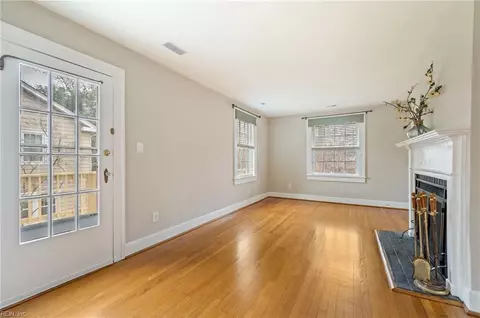 Living - 40 Pear Ave, Hampton, VA 23661 photo 8 of 13