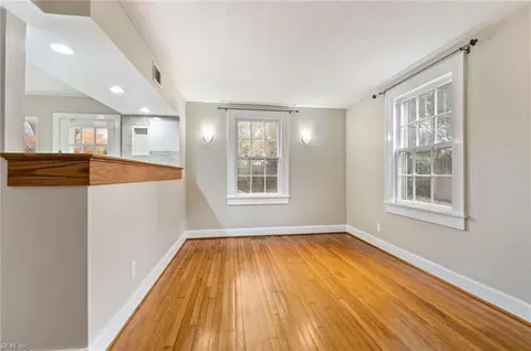 Living - 40 Pear Ave, Hampton, VA 23661 photo 1 of 13