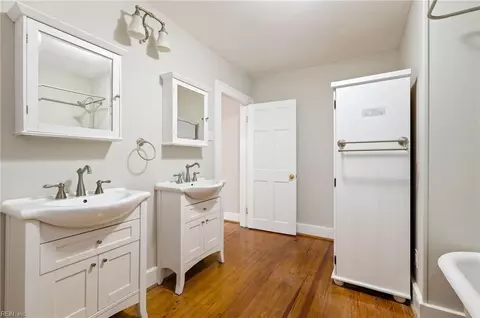 Bath - 40 Pear Ave, Hampton, VA 23661 photo 2 of 5