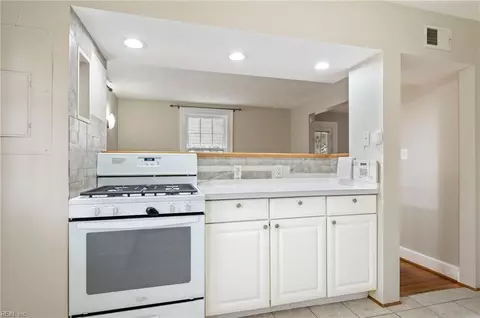 Kitchen - 40 Pear Ave, Hampton, VA 23661 photo 2 of 4