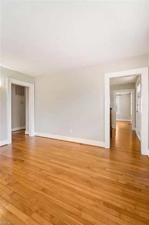 Living - 40 Pear Ave, Hampton, VA 23661 photo 4 of 13