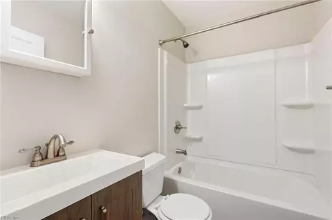 Bath - 40 Pear Ave, Hampton, VA 23661 photo 4 of 5