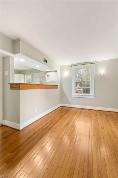 Living - 40 Pear Ave, Hampton, VA 23661 photo 3 of 13