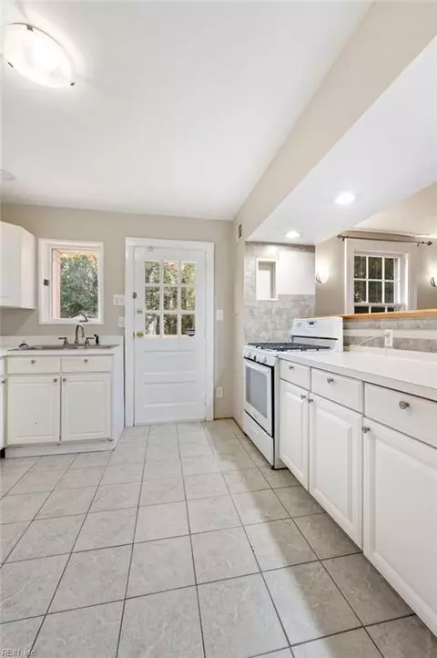 Kitchen - 40 Pear Ave, Hampton, VA 23661 photo 4 of 4