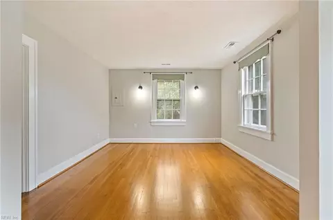 Living - 40 Pear Ave, Hampton, VA 23661 photo 12 of 13