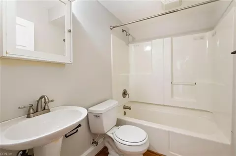 Bath - 40 Pear Ave, Hampton, VA 23661 photo 3 of 5