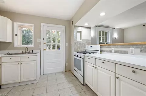 Kitchen - 40 Pear Ave, Hampton, VA 23661 photo 3 of 4