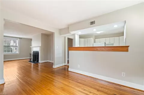 Living - 40 Pear Ave, Hampton, VA 23661 photo 2 of 13