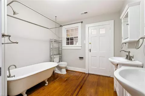 Bath - 40 Pear Ave, Hampton, VA 23661 photo 1 of 5