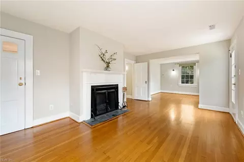 Living - 40 Pear Ave, Hampton, VA 23661 photo 9 of 13