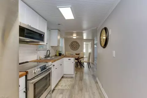 Entry Way - 218 Apple Ave, Hampton, VA 23661 photo 2 of 2