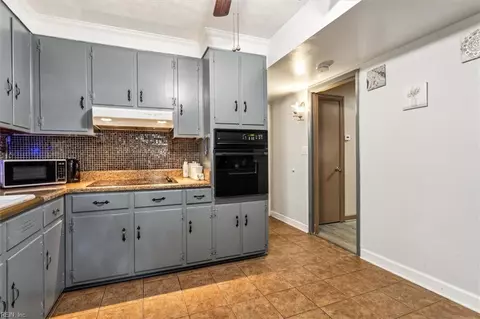 Kitchen - 206 Prince James Dr, Hampton, VA 23666 photo 4 of 4