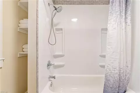 Bath - 1058 Mapole Ave, Norfolk, VA 23504 photo 3 of 3