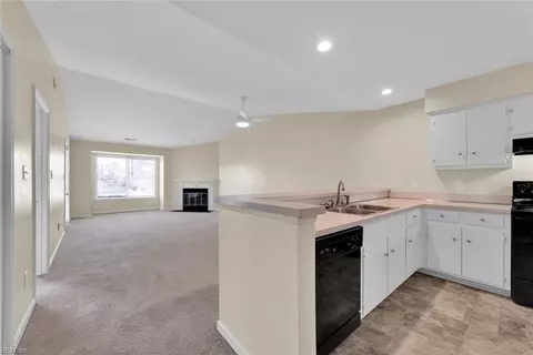 Living - 108 Lantana Ln #29, Hampton, VA 23669 photo 4 of 6