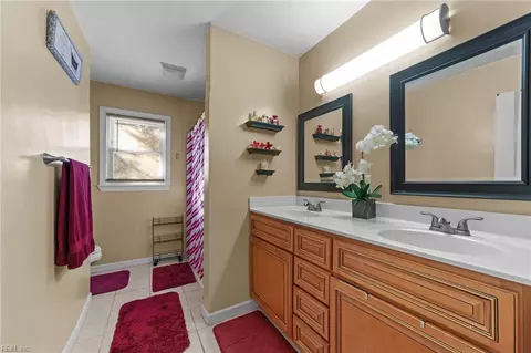 Entry Way - 81 Wheatland Dr, Hampton, VA 23666 photo 2 of 3
