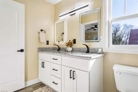 Bath - 1212 Quash St, Hampton, VA 23669 photo 4 of 5