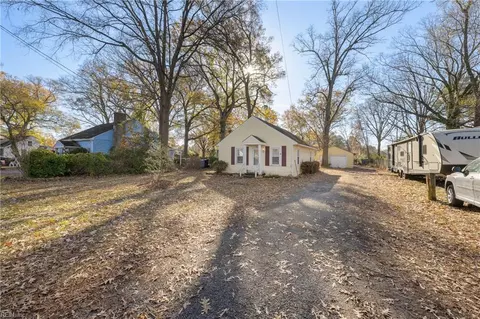 2037 Iowa St, Chesapeake, VA 23323