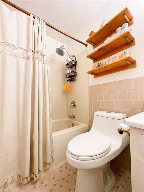Bath - 38 Nathan St, Hampton, VA 23669 photo 6 of 6