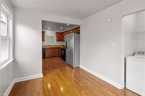 Entry Way - 2104 Pershing Ave, Norfolk, VA 23509 photo 2 of 4