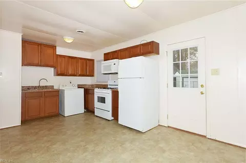 1015 Rollins Cir, Hampton, VA 23663 photo 4